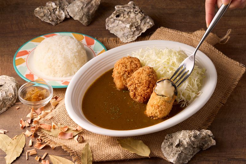 泰迪農園咖哩一江店「酥炸牡蠣咖哩飯」豪邁奉上3顆碩大肥美的廣島牡蠣。(圖/慕里諾國際餐飲集團提供)