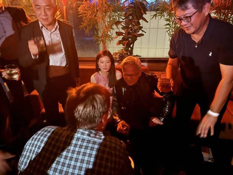 黃仁勳與Megaspeed高管黃樂公司負責人黃樂(Alice Huang)曾被目擊在派對中同桌。(圖/翻攝自NetThunder領英貼文)
