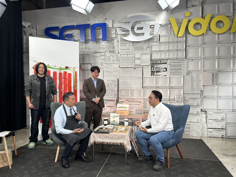 黃世杰晚間來到三立新聞《立院榮譽顧問》節目，品嚐王定宇親自帶上台北的虱目魚料理。（圖／黃世杰辦公室提供）