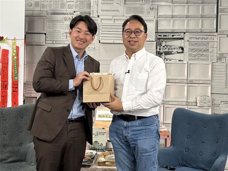 黃世杰晚間來到三立新聞《立院榮譽顧問》節目，陳柏惟也送上襪子給黃世杰打氣。（圖／黃世杰辦公室提供）