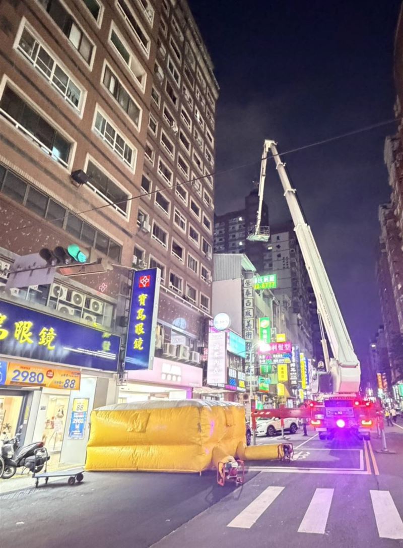 男子因不明原因爬上住家頂樓。（圖／翻攝畫面）