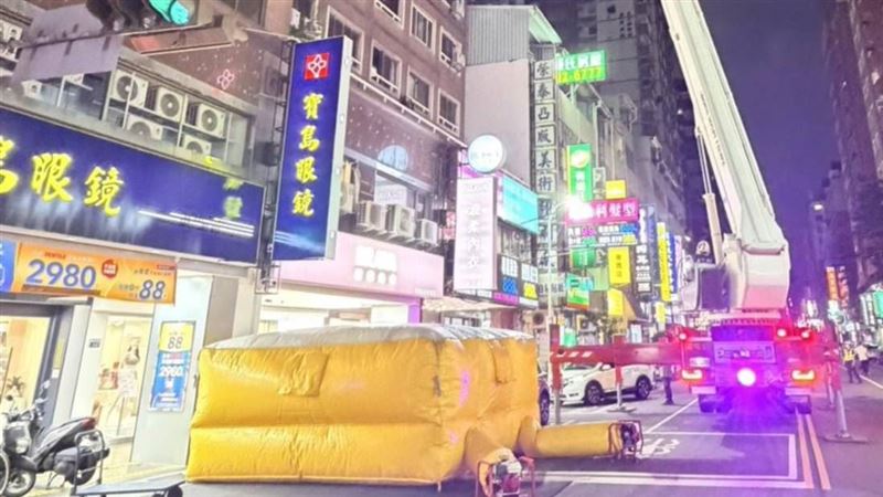 新／想不開爬上頂樓！台中男欲跨出女兒牆
