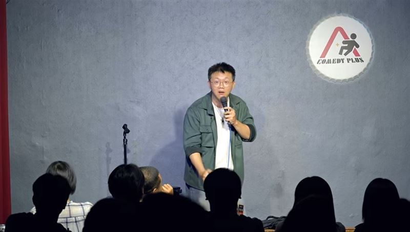 喜劇演員黃逸豪還原遭中國人買凶，並製造假車禍的驚悚過程，直言好險當時沒上對方的車。（圖／翻攝自YouTube黃逸豪的喜劇本位主義）