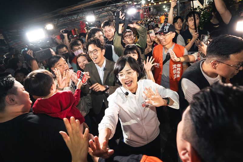 蘇巧慧合體沈伯洋現身汐止福山巖顯應祖師廟。(圖/翻攝畫面)