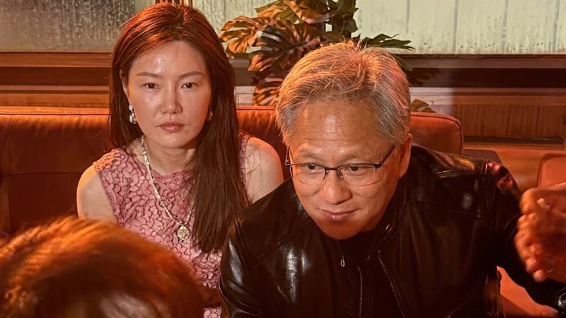 黃仁勳爆與中國女間諜密切往來！輝達回應