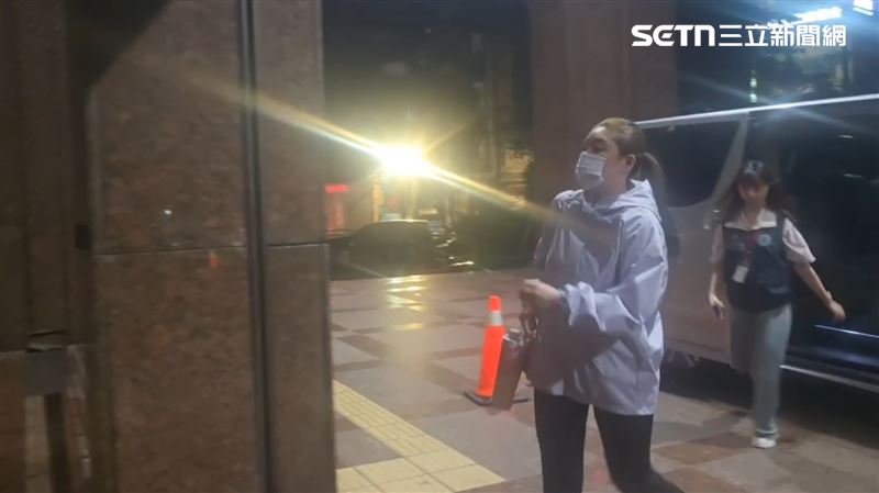 基隆市前議員張秉鈞涉案遭判刑，李昀靜「代夫出征」，以無黨籍身分參選，因涉賄選遭檢調搜索約談，晚間移送地檢署。（圖／翻攝畫面）