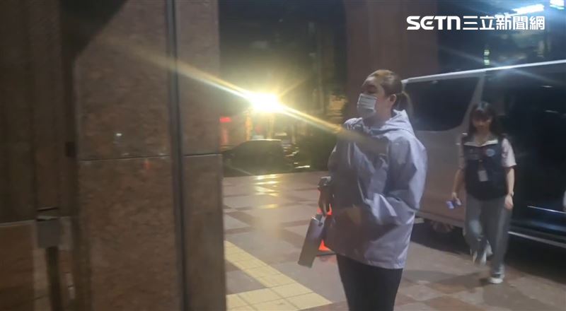 基隆市前議員張秉鈞涉案遭判刑，李昀靜「代夫出征」，以無黨籍身分參選，因涉賄選遭檢調搜索約談，晚間移送地檢署。（圖／翻攝畫面）