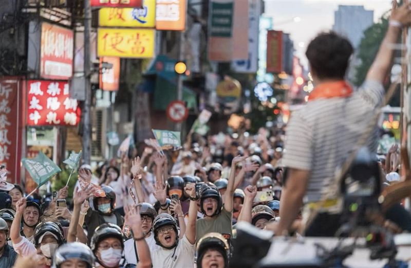 民進黨台北市長參選人沈伯洋31日參選辯論後，當天傍晚將在中正、萬華區展開大車掃。（翻攝沈伯洋臉書）