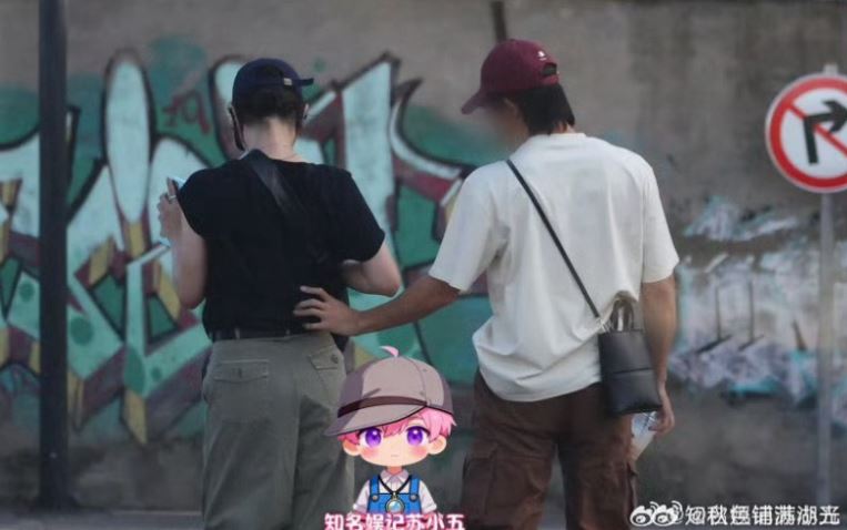 白百何被中國狗仔拍到與一名男子互動親密。（圖／翻攝自微博）