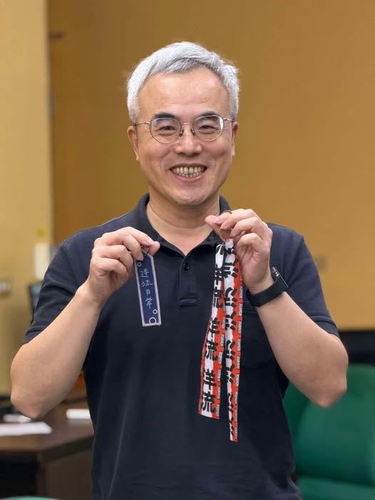 羅世宏昨日卻在臉書曬出遭學生突襲送上沈伯洋競選周邊的照片，笑開懷的模樣為這場政治口水戰增添意外插曲。（圖／翻攝自羅世宏臉書）