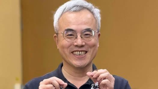 轟沈伯洋遭反撲！教授笑收飄帶
