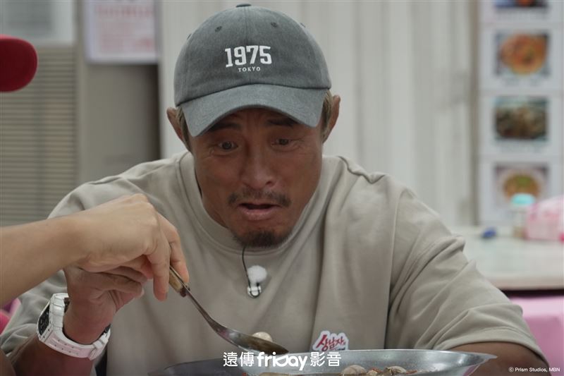秋成勳挑戰吃雞睪丸。（圖／friDay影音提供）