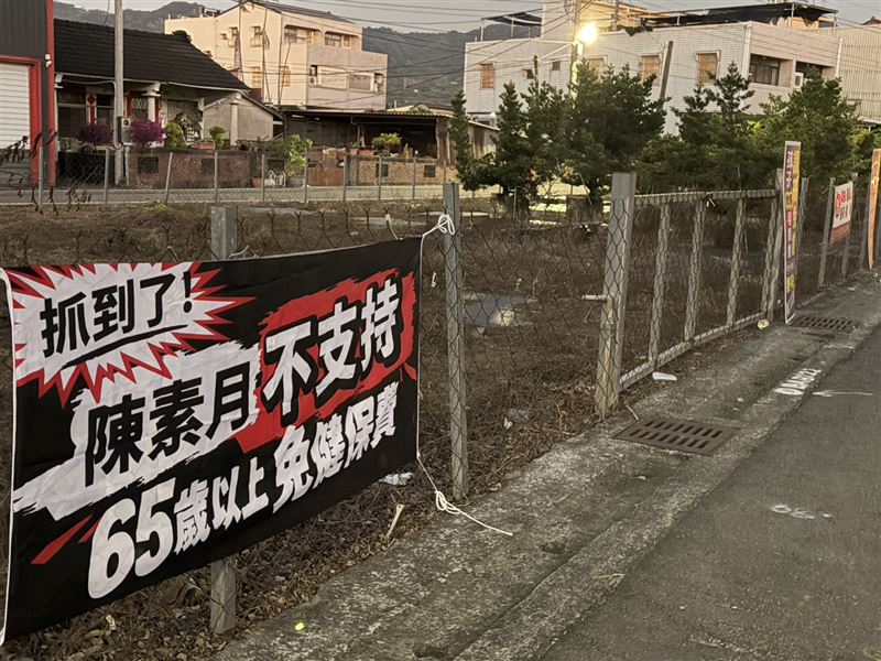 彰化街頭出現匿名布條,涉違反選罷法,陳素月競選團隊怒告抹黑。(圖/翻攝畫面)