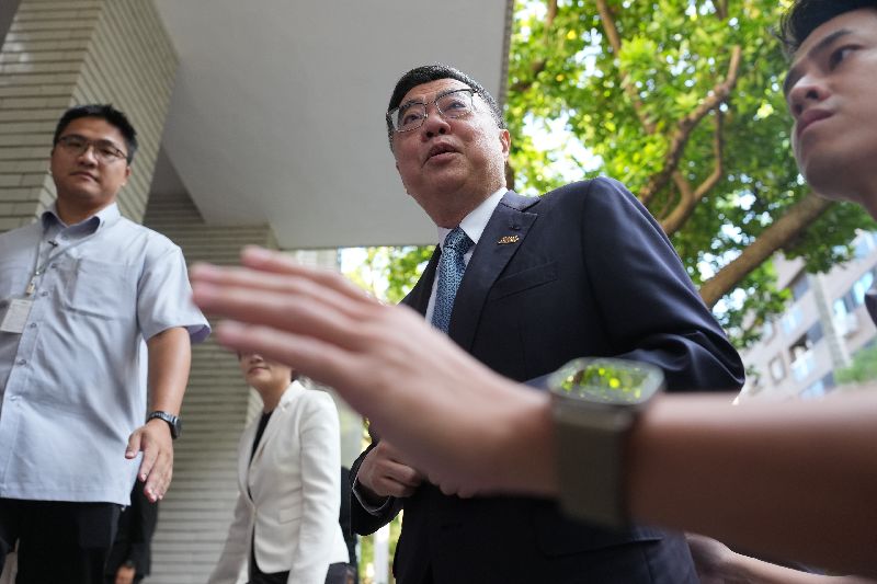 對於巴基斯坦一度以「一個中國」理由對台關閉領空,行政院長卓榮泰(中)會前受訪時表示,「我們會全力維護我國在國際航空上的主權和權益」,他也希望若干國家不要刻意干擾、破壞國際航空的安全,這才是對全人類最大的保障。(圖/中央社)