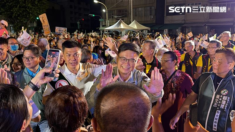 賴瑞隆合體黃文志大進場,鄉親們夾道歡迎,光是一小段路就走了好幾分鐘。(圖/記者簡榮良攝影)