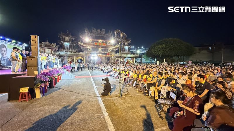 黃文志競總成立大會,昨(29)晚在後勁鳳屏宮廟埕熱鬧登場,座無虛席,不少人是攜家帶眷到場支持,官方喊出現場聚集2000多人,聲勢浩大。(圖/記者簡榮良攝影)