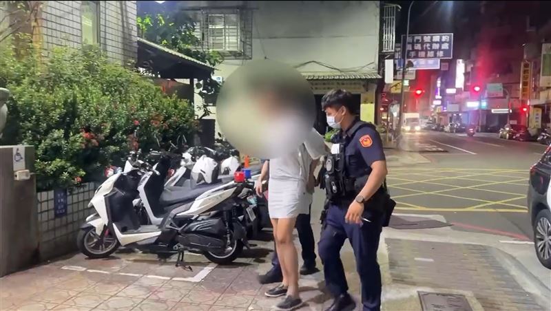 黃男戒護就醫後被押解回派出所。(圖/翻攝畫面)