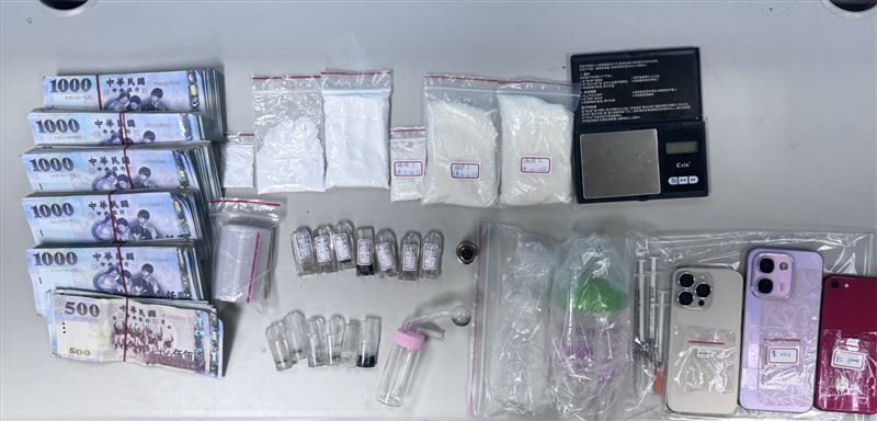 警方查扣的毒品等犯罪物品。(圖/翻攝畫面)