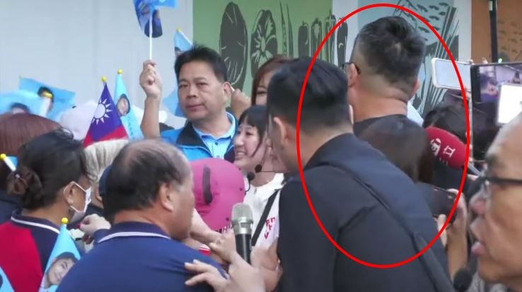 女記者被蔣萬安團隊的攝影師用身體撞開,被撞飛倒在其他記者身上,現場一片混亂(圖/翻攝畫面)