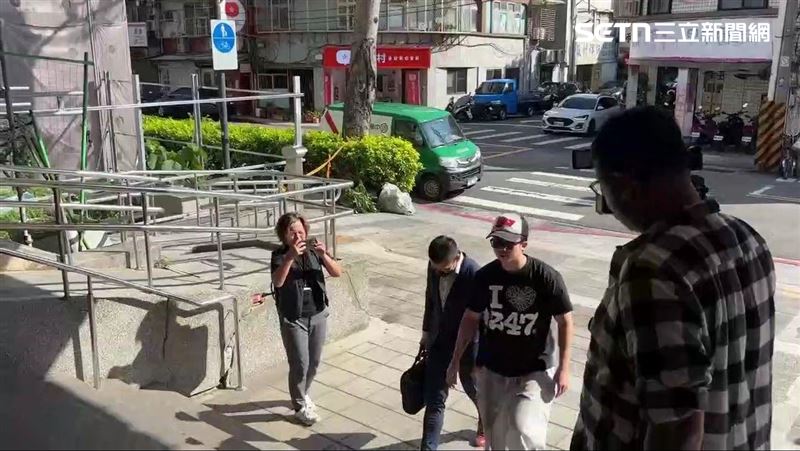 孫安佐因火槍案二度前往士林地院開庭。(圖/翻攝畫面)