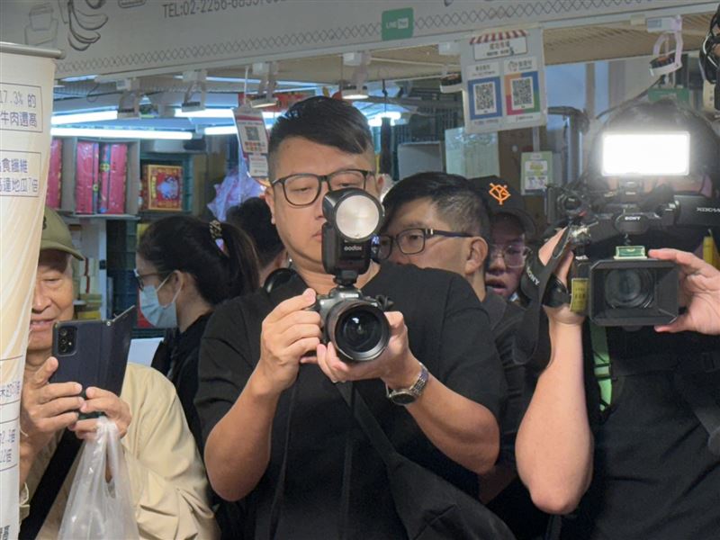 記者被蔣萬安團隊的攝影師用身體撞開,被撞飛倒在其他記者身上,現場一片混亂(圖/翻攝畫面)