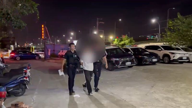 黃男被警方逮捕帶回警局。（圖／翻攝畫面）