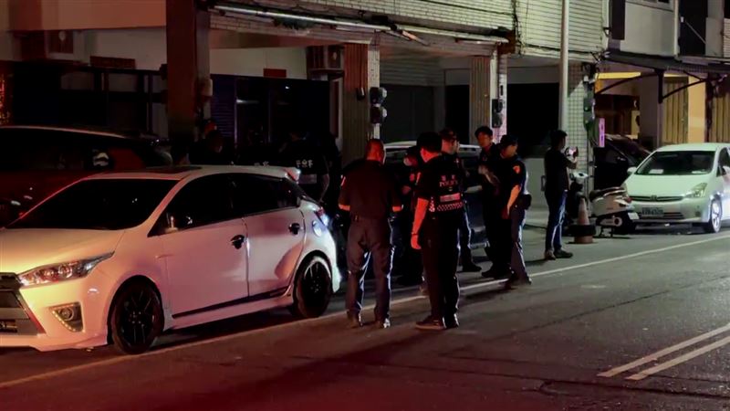 台東市中華路上的一家酒吧發生砍人事件。（圖／翻攝畫面）