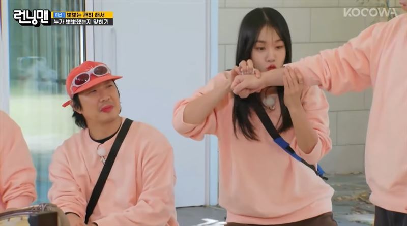 女星安恩真去年在《Running Man》節目上玩親親遊戲，引發性騷擾質疑。（圖／翻攝自YouTube＠iPOP）