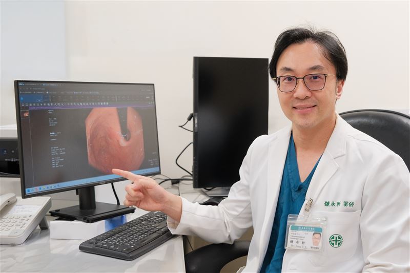 鍾承軒主任提醒，胃食道逆流除了規律服藥、接受適當治療外，日常生活習慣也可能影響胃食道逆流的發作。（圖／亞東醫院提供）