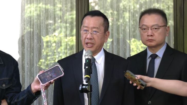 陸軍206旅女性中尉日前輕生,疑似生前遭言語霸凌。國防部長顧立雄表示,國防部對年輕生命的喪失都感到非常不捨,目前已將206旅旅長、政戰主任調職。(圖/翻攝畫面)