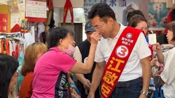 掃街被摸「大鼻子」！江啟臣：會做好清潔