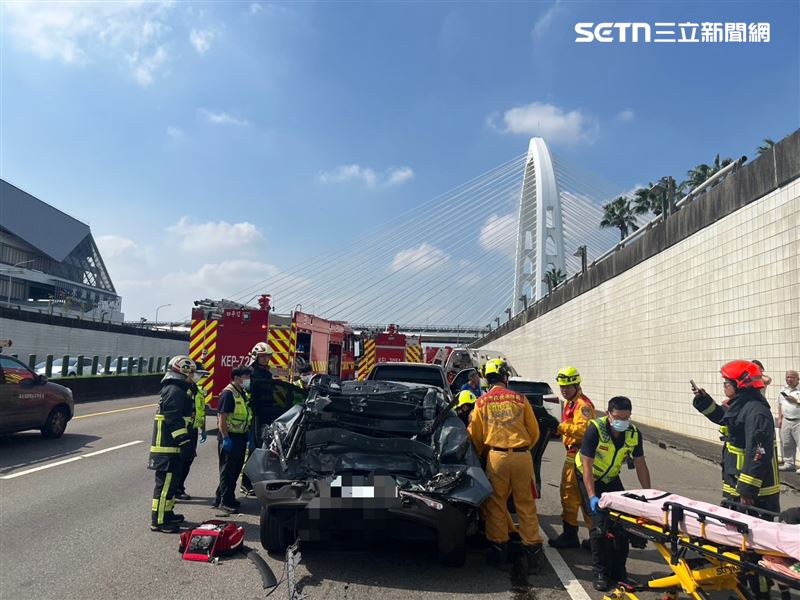 台74快速道路發生連環車禍,5車追撞釀1人受傷送醫。(圖/翻攝畫面)