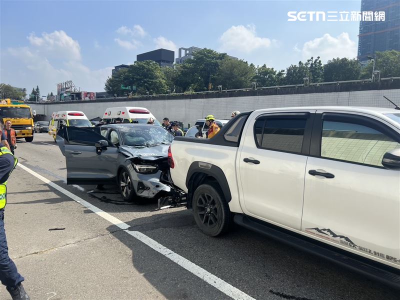 台74快速道路發生連環車禍,5車追撞釀1人受傷送醫。(圖/翻攝畫面)