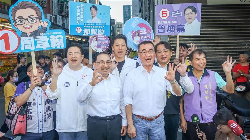 侯友宜陪李四川掃街：我們都從基層拚上來