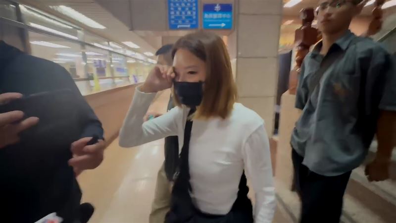 死者女兒聽完判決痛哭表示，判刑太輕無法接受，將上訴。（圖／翻攝畫面）
