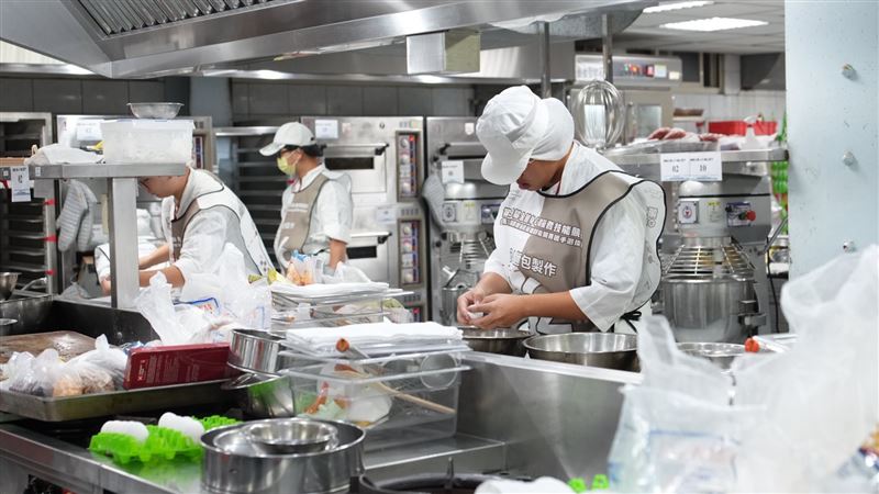第19屆全國身心障礙技能競賽麵包製作職類選手專注投入競賽。(圖/勞動部提供)