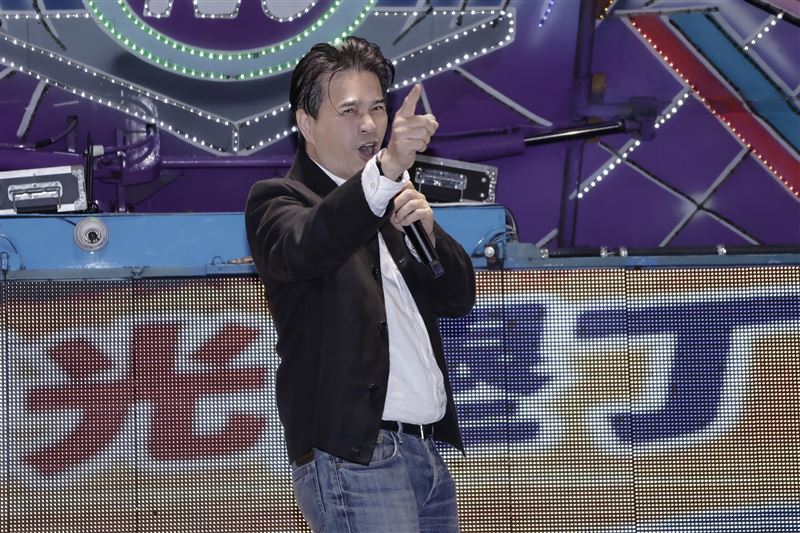 李興文人氣爆棚,吸引粉絲排隊拍合照。(圖/林宏銘 提供)