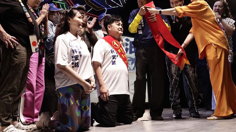 退休警察參選墾丁里長！造勢晚會當場下跪