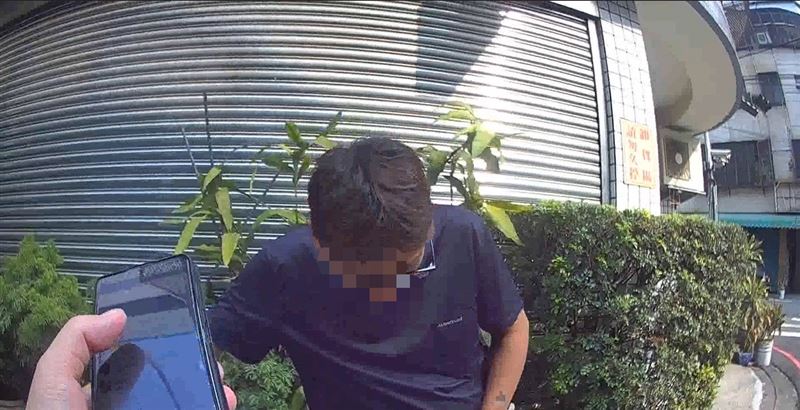 46歲朱姓男子毒駕闖紅燈,被警方攔查訊問時過度緊張,竟嚇到失禁拉肚子,從褲子掉出一包安非他命粉末。(圖/翻攝畫面)
