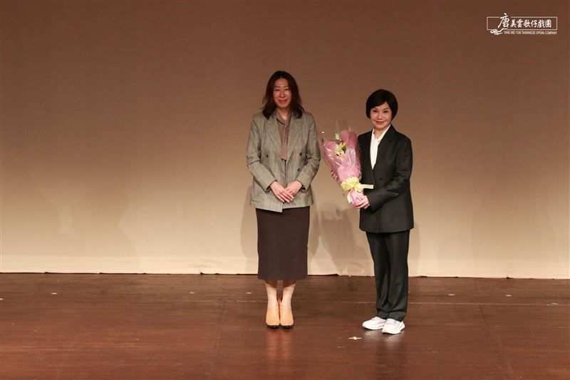 杉並區區長岸本聡子致贈花束給唐美雲團長。(圖/唐美雲歌仔戲團提供)