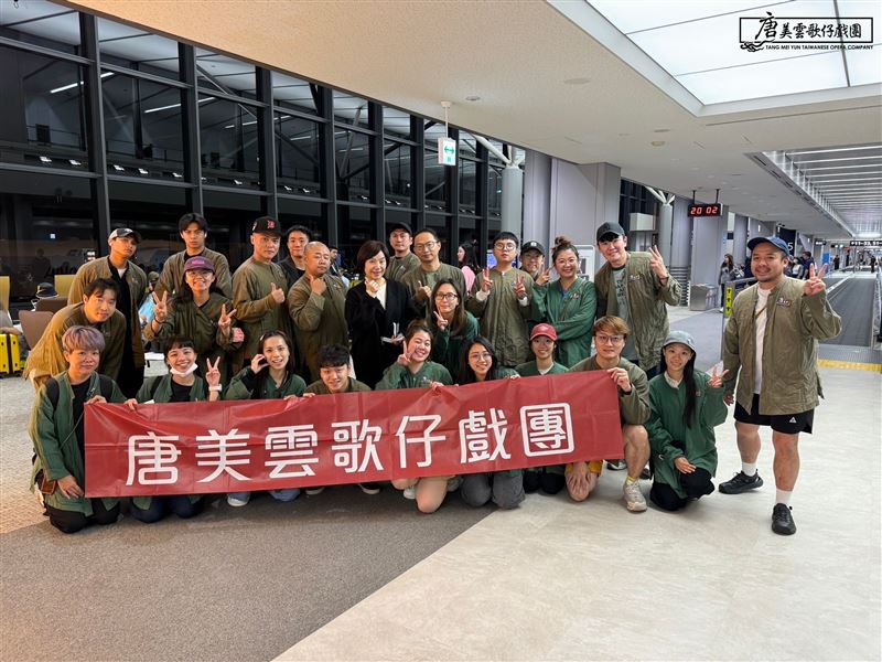 唐美雲歌仔戲團機場大合照。(圖/唐美雲歌仔戲團提供)