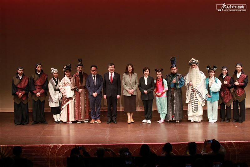 唐美雲、杉並區區長岸本聡子、臺北駐日經濟文化代表處代表李逸洋大使貴賓大合照。(圖/唐美雲歌仔戲團提供)