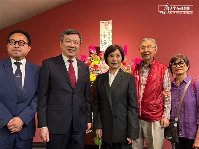 唐美雲與貴賓合照。(圖/唐美雲歌仔戲團提供)