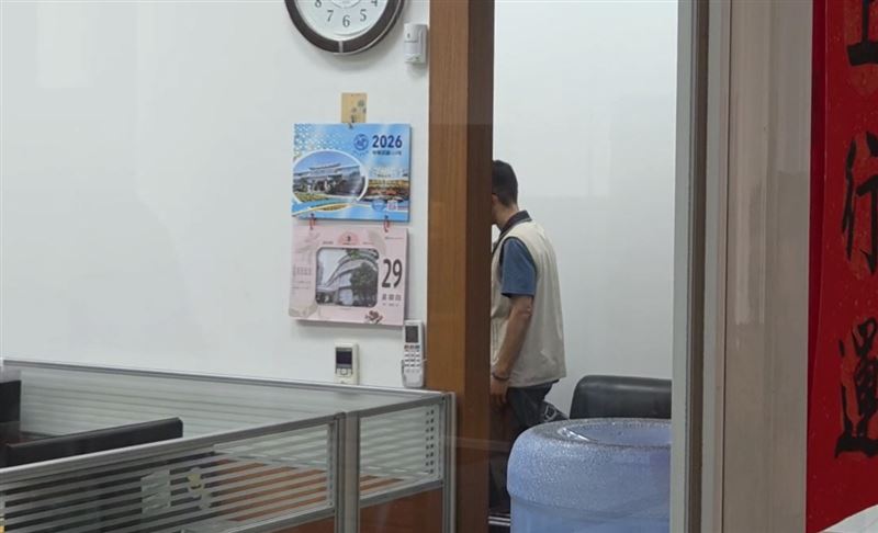 檢調二度搜索彰化縣議會,帶走三大箱資料查扣。(圖/翻攝畫面)
