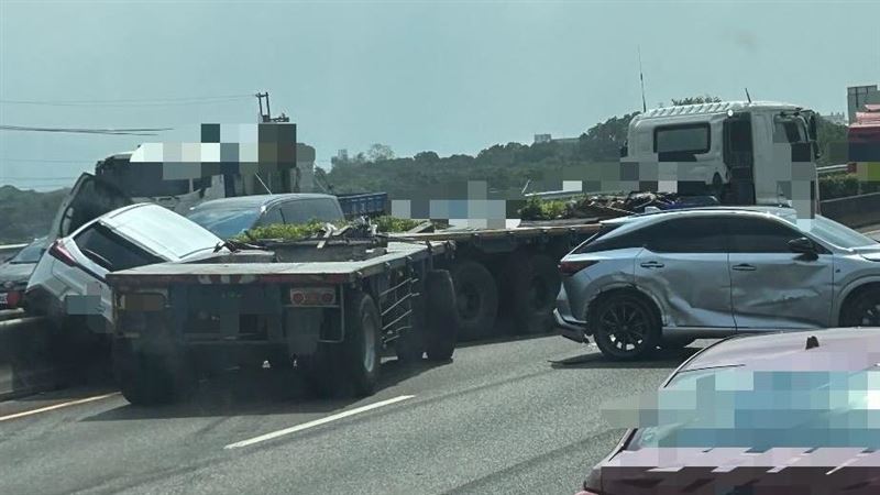 國1連環撞！拖板車「折甘蔗」夾擊休旅車