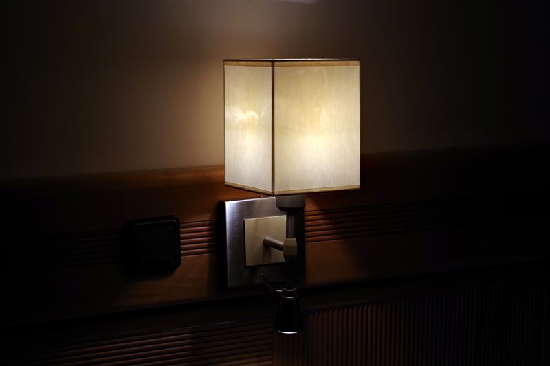 營養師呂美寶提醒，研究發現，夜間光線暴露較高與心血管疾病風險有關，建議白天多接觸自然光、晚上調暗燈光，並分享5個改善方法。（示意圖／PIXABAY）