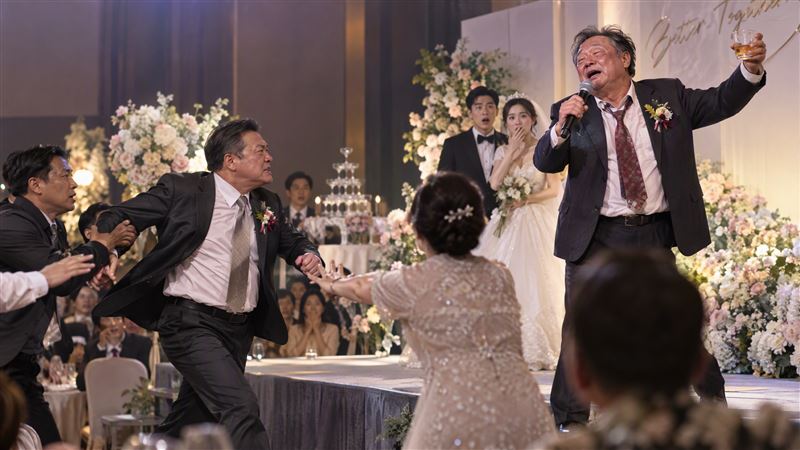 新郎爸爸喝醉失言，新娘爸爸氣得衝上台。（示意圖／AI生成）
