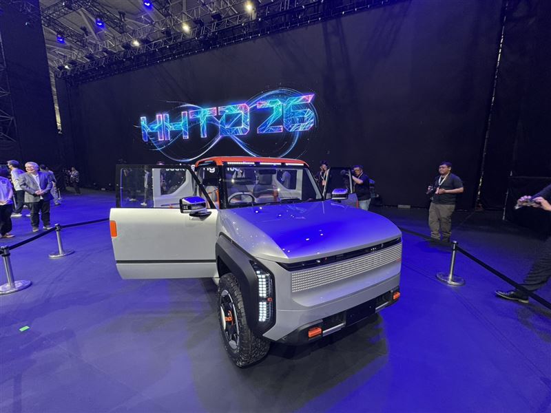 《三立財經iNEWS》是2026年鴻海科技日全台唯一官方合作電視台，今起兩天在南港展覽館全天候現場直播。鴻海董事長劉揚偉在科技日開幕致詞表示，鴻海不是只會搬箱子，而是全球垂直整合度最高的系統設計與製造服務公司。劉揚偉透露，鴻海AI伺服器機櫃產能過去一年已倍增，相較去年科技日每週1,000台顯著成長。（圖／記者師瑞德攝影）
