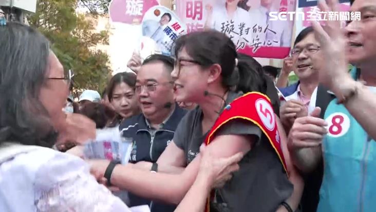 石舫亘永春黃昏市場掃街,並向媒體致意(圖/記者陳思妤攝影)