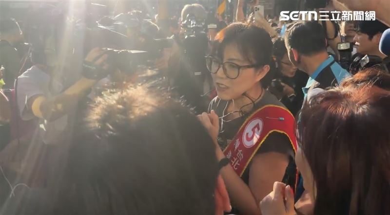 石舫亘永春黃昏市場掃街,並向媒體致意(圖/記者陳思妤攝影)